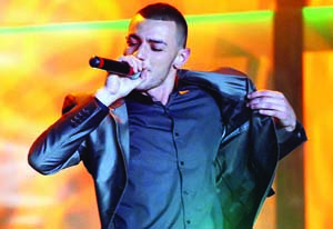 Stresi-duke-kenduar-gjate-nates-se-pare-te-festivalit-Kenga-Magjike-2009