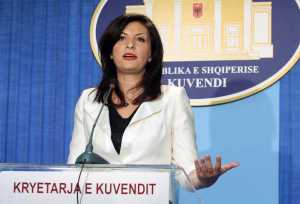 Topalli,-duke-folur-gjate-nje-konference-per-shtyp