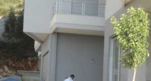 Bashkëshortja e gjyqtarit, dje në banesën e saj pas atentatit