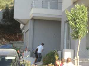 Bashkëshortja e gjyqtarit, dje në banesën e saj pas atentatit