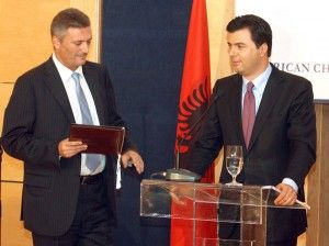 Basha-dhe-perfaqesuesi-i-Dhomes-Amerikane-Genc-Boga