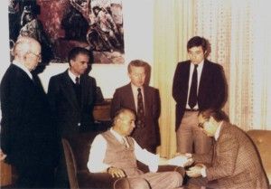 Fejzi-Hoxha-(majtas),-Enver-Hoxha-dora-e-thyer