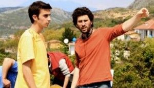 Regjisori Joshua Marston dhe aktori Tristan Halilaj, gjatë xhirimeve të filmit “Falja e gjakut”