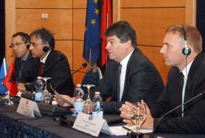 Topi-dhe-Shefi-i-delegacionit-te-BE-Ambasadori-Ettore-Sequi,-gjate-nje-konference