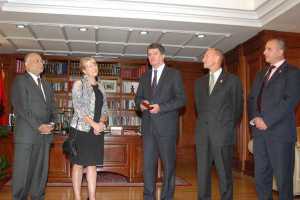 Topi-pret-Zëvendësdrejtoreshën-e-Korpusit-të-Paqes-Keri-Hesler-Reidilit-dhe-Ambasadorin-Amerikan-Arvizu-1