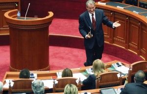 erisha,-duke-folur-gjate-nje-seance-parlamentare,-ku-ku-eshte-debatuar-ne-lidhje-me-progres-raortin-e-Komisionit-Europian