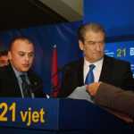 kryeministri Berisha dje gjate momentit te renies se tensionit ne festen e PD