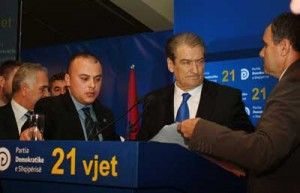 Berisha,-duke-u-mbajtur-nga-truprojat-e-tij