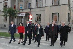 Topi-dhe-Zonja-e-Parë,-Teuta-Topi-në-qytetin-e-Durrësit