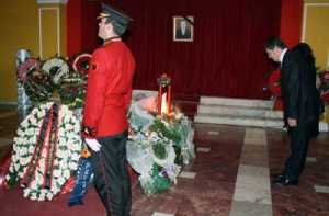 Topi,-gjate-homazheve-te-mbajtura-ne-TKOB-per-nder-te-sopranos-Nina-Mula
