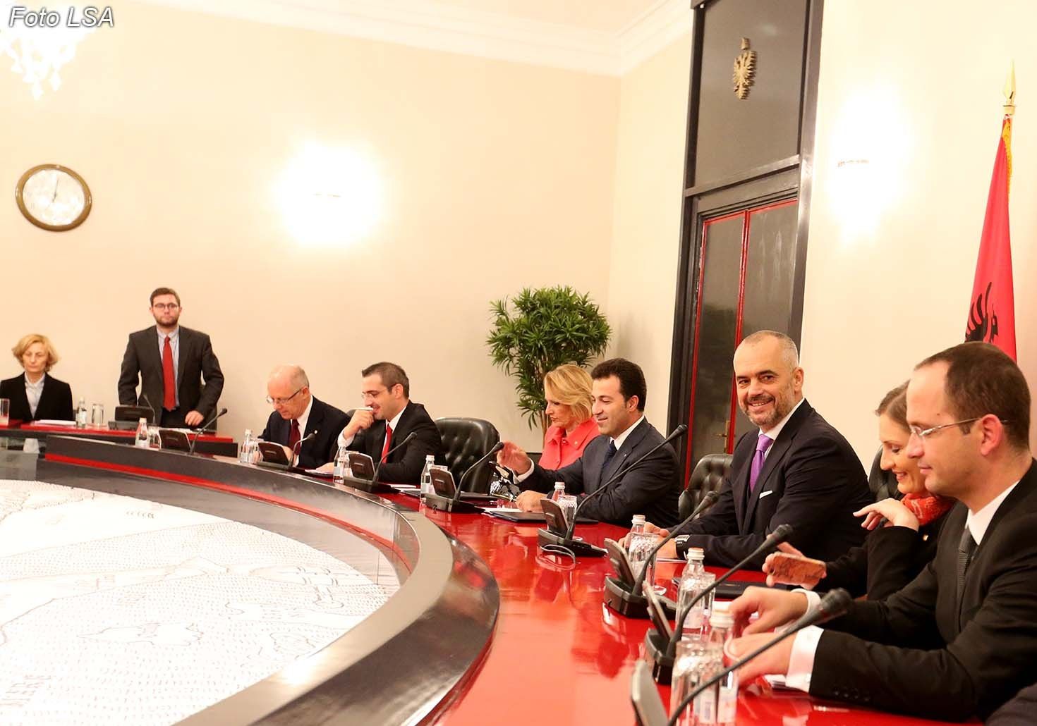 RAMA MBLEDH QEVERINE - Kryeministri, Edi Rama duke folur gjate mbledhjes se pare te qeverise e cila eshte votuar sot ne parlament me 82 vota pro dhe 55 vota kunder.