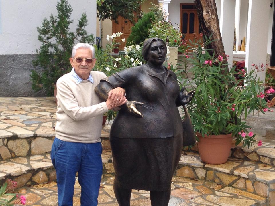 Regjisori Piro Milkani në Tushemisht te monumenti i Violeta Manushit