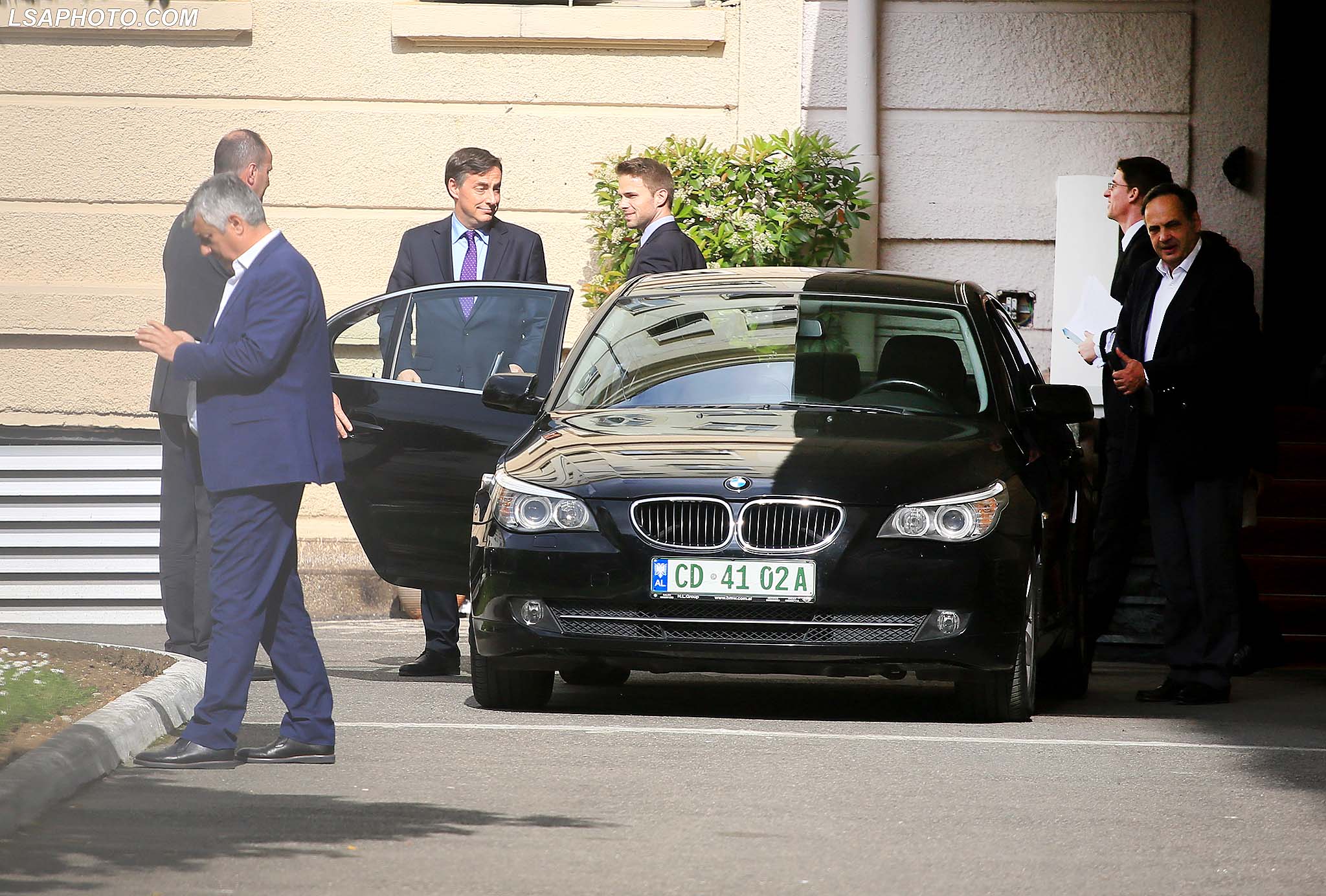 NEGOCIATORET TAKOHEN ME METEN - /r/n/r/nNEGOTIATORS MEETS WITH META -