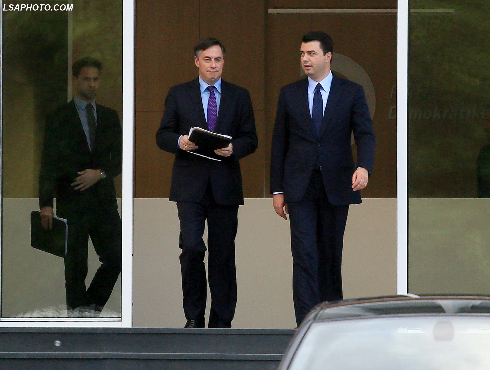 Negociatori David McAllister duke dale nga nje takim me kryetarin e PD, Lulzim Basha ne seline e PD. McAllister dhe Fleckenstein ndodhen ne Tirane, per te negociuar me partite me te medha, per ti dhene fund krizes politike ne vend./r/n/r/nNegotiator David McAllister, leaving from a meeting with PD leader Lulzim Basha in PD's headquarters. McAllister and Fleckenstein are in Tirana to negotiate with the bigger parties to end the political crisis in the country.