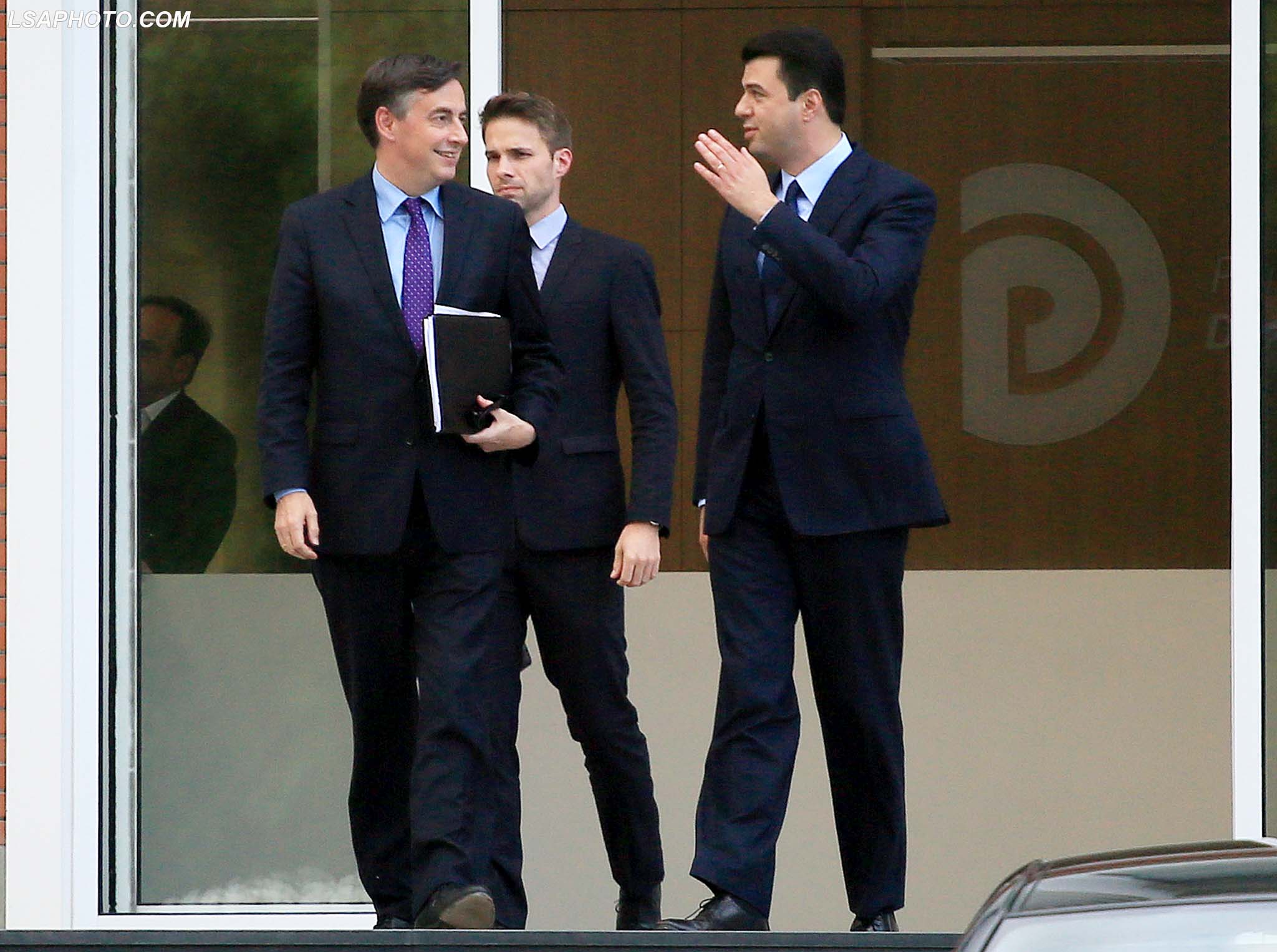 Negociatori David McAllister duke dale nga nje takim me kryetarin e PD, Lulzim Basha ne seline e PD. McAllister dhe Fleckenstein ndodhen ne Tirane, per te negociuar me partite me te medha, per ti dhene fund krizes politike ne vend./r/n/r/nNegotiator David McAllister, leaving from a meeting with PD leader Lulzim Basha in PD's headquarters. McAllister and Fleckenstein are in Tirana to negotiate with the bigger parties to end the political crisis in the country.