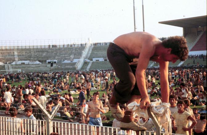 Emigrantet shqiptare ne stadiumin e Barit, në Itali ne 1991