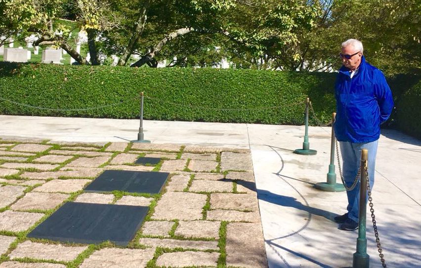 Uvil Zajmi pranë varrit të Kenedit