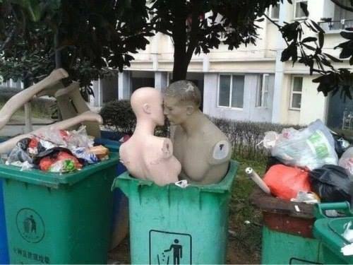 Dashuri në koshin e plehrave.