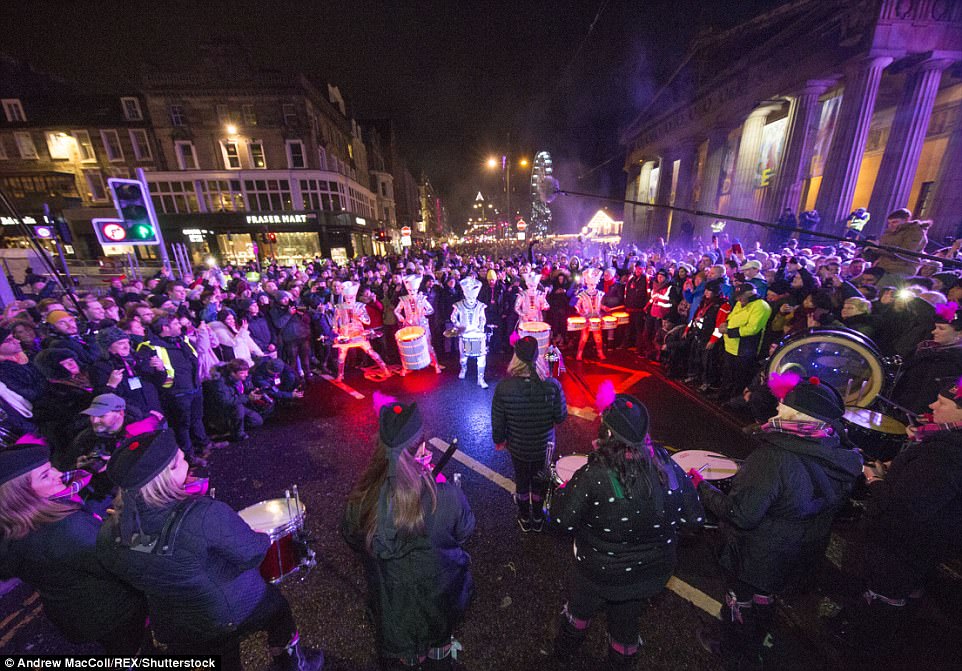 47AB46CF00000578-5225397-Drum_off_between_Spark_LED_drummers_and_Diva_and_Districts_Pipes-a-43_1514791409772