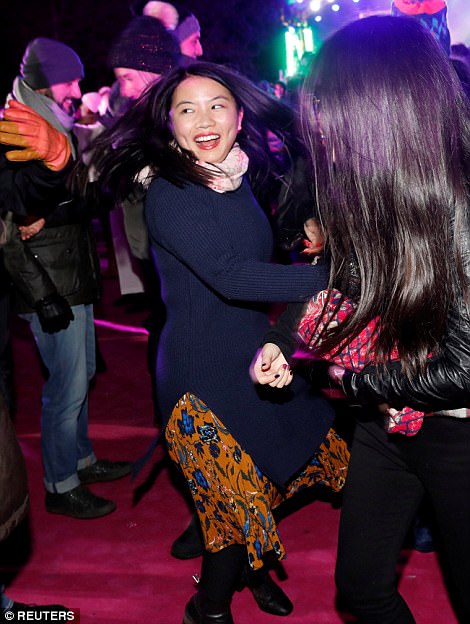 47AB4B9600000578-5225397-Edinburgh_s_Hogmanay_party_in_full_swing_as_revellers_see_in_the-a-31_1514791409344