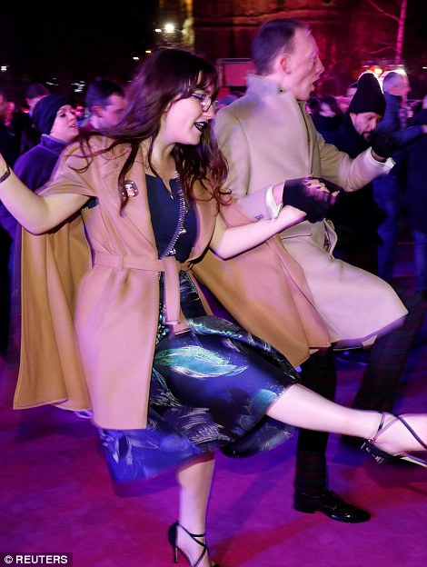 47AB4BC800000578-5225397-Edinburgh_s_Hogmanay_party_in_full_swing_as_revellers_see_in_the-a-29_1514791409135