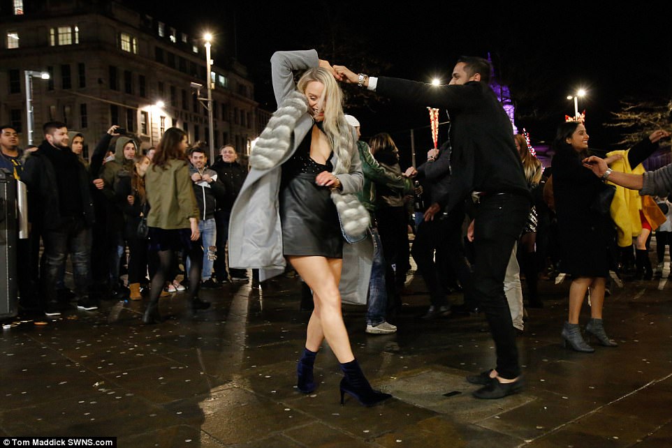47AB86A100000578-5225397-Some_revellers_danced_the_night_away_during_Nottingham_s_New_Yea-a-33_1514791409378
