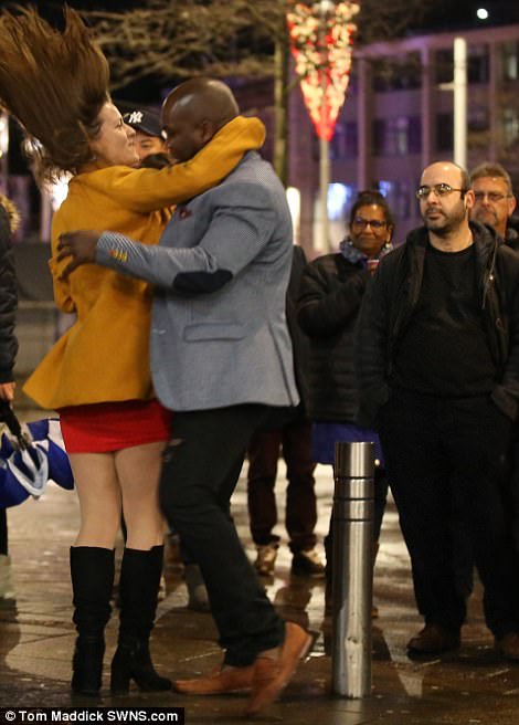 47AB875100000578-5225397-A_pair_of_New_Year_partygoers_smooch_together_in_Nottingham_as_t-a-39_1514791409630
