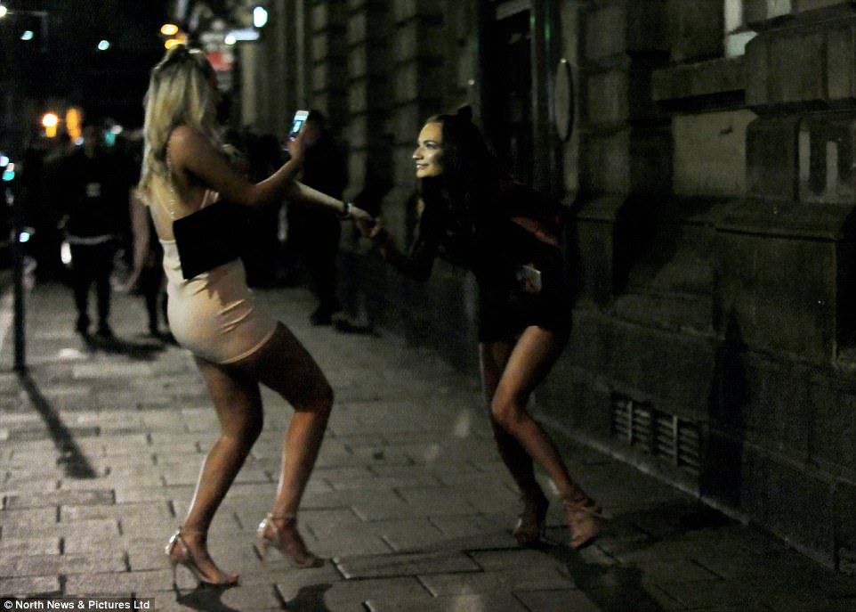 47ABD41E00000578-5225397-A_woman_takes_a_picture_of_her_friend_as_they_celebrated_New_Yea-a-25_1514791408953