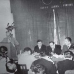 1958. Presidiumi i themelimit të
Komitetit Olimpik Kombëtar
Shqiptar (KOKSH), nën sfondin e
emblemës së njohur olimpike
“Citius, Altius, Fortius”.