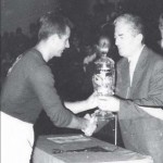 1964. Kryetari i KOKSH Vasil Konomi, në kohën e fundit të
drejtimit të tij, duke i dorëzuar kupën e Kampionit të Shqipërisë në volejboll, sportistit të madh shqiptar, Petrit
Murzaku të Partizanit