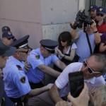 Perplasja e protestuesve dhe forcave te rendit per mbrojtjen e godines se Teatrit Kombetar (1)
