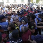 Perplasja e protestuesve dhe forcave te rendit per mbrojtjen e godines se Teatrit Kombetar (10)