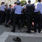 Perplasja e protestuesve dhe forcave te rendit per mbrojtjen e godines se Teatrit Kombetar (11)