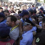 Perplasja e protestuesve dhe forcave te rendit per mbrojtjen e godines se Teatrit Kombetar (13)