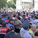 Perplasja e protestuesve dhe forcave te rendit per mbrojtjen e godines se Teatrit Kombetar (14)