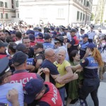 Perplasja e protestuesve dhe forcave te rendit per mbrojtjen e godines se Teatrit Kombetar (15)