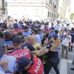 Perplasja e protestuesve dhe forcave te rendit per mbrojtjen e godines se Teatrit Kombetar (16)