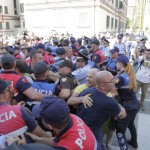 Perplasja e protestuesve dhe forcave te rendit per mbrojtjen e godines se Teatrit Kombetar (17)