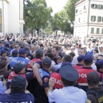 Perplasja e protestuesve dhe forcave te rendit per mbrojtjen e godines se Teatrit Kombetar (18)