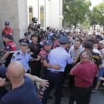 Perplasja e protestuesve dhe forcave te rendit per mbrojtjen e godines se Teatrit Kombetar (19)