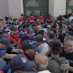 Perplasja e protestuesve dhe forcave te rendit per mbrojtjen e godines se Teatrit Kombetar (2)