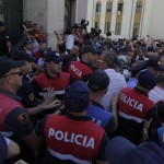 Perplasja e protestuesve dhe forcave te rendit per mbrojtjen e godines se Teatrit Kombetar (20)