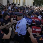Perplasja e protestuesve dhe forcave te rendit per mbrojtjen e godines se Teatrit Kombetar (21)