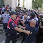Perplasja e protestuesve dhe forcave te rendit per mbrojtjen e godines se Teatrit Kombetar (22)