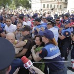 Perplasja e protestuesve dhe forcave te rendit per mbrojtjen e godines se Teatrit Kombetar (23)