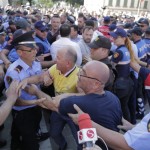 Perplasja e protestuesve dhe forcave te rendit per mbrojtjen e godines se Teatrit Kombetar (24)
