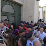 Perplasja e protestuesve dhe forcave te rendit per mbrojtjen e godines se Teatrit Kombetar (3)