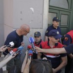 Perplasja e protestuesve dhe forcave te rendit per mbrojtjen e godines se Teatrit Kombetar (5)