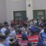 Perplasja e protestuesve dhe forcave te rendit per mbrojtjen e godines se Teatrit Kombetar (6)