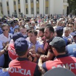 Perplasja e protestuesve dhe forcave te rendit per mbrojtjen e godines se Teatrit Kombetar (8)